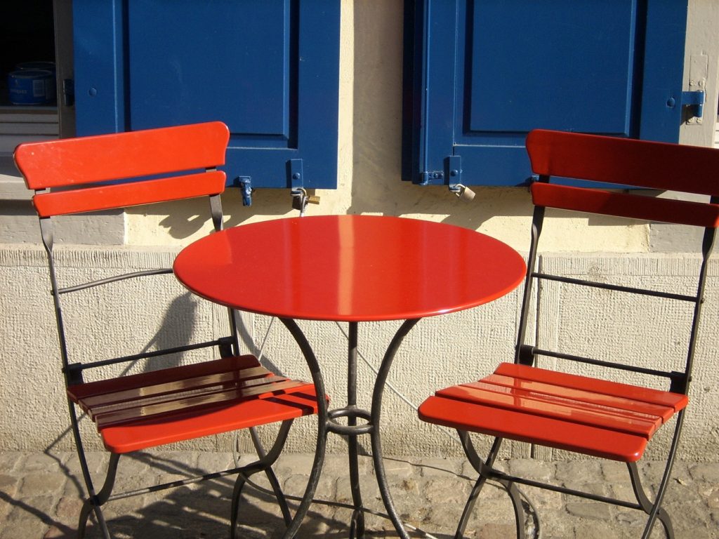 Piros kerti asztal két székkel